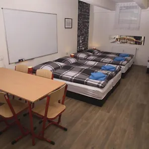  Apartmán School - Your Unique Place In By Metro Vysehrad